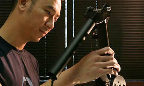 Tiến sĩ Vũ Duy Thức đang chế tạo robot. Ảnh: NVCC