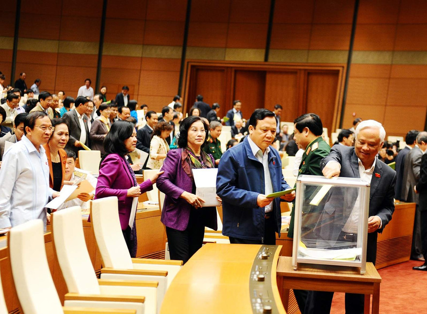 Đại biểu bỏ phiếu tín nhiệm tại kỳ họp Quốc hội khóa XIII, kỳ họp thứ Tám Ảnh: Như Ý