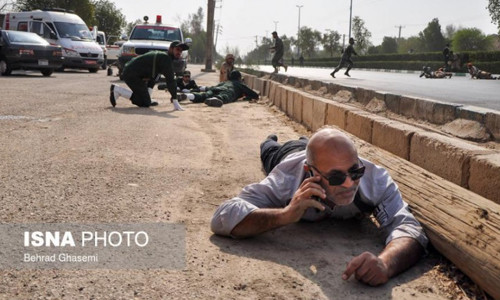 Một số binh sỹ đã phải bò trên đường để tránh đạn trong vụ tấn công đẫm máu ngày 22/9. Ảnh: ISNA 