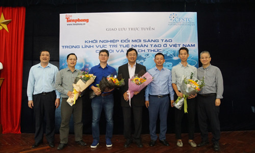 Ban tổ chức tặng hoa các khách mời tại buổi tọa đàm trực tuyến. Ảnh : PV