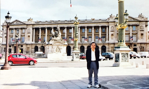 Vũ Đình Bình trong một chuyến thăm nước Pháp mà ông ái mộ.Ảnh: NVCC