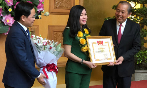 Phó Thủ tướng thường trực Chính phủ Trương Hoà Bình, Bí thư thường trực T.Ư Đoàn Nguyễn Anh Tuấn tặng bằng khen, hoa cho các gương cán bộ, công chức viên chức trẻ. Ảnh: Bình Minh