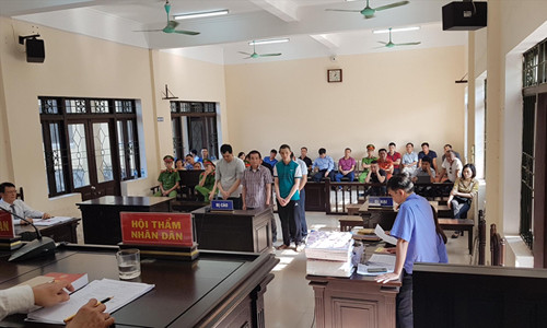 Các bị cáo nghe kiểm sát viên luận tội