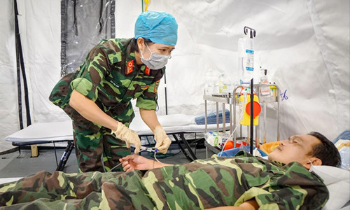 Nữ quân y trong giờ luyện tập. Ảnh: Nguyễn Trung Trực 