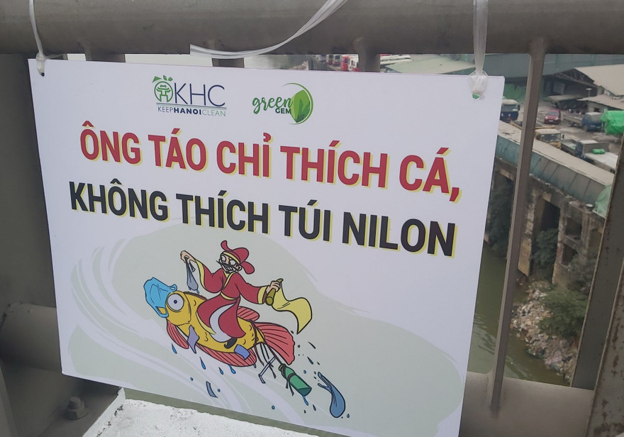 Thông điệp 'Ông Táo chỉ thích cá, không thích túi nilon' xuât hiện trên cầu Hà Nội