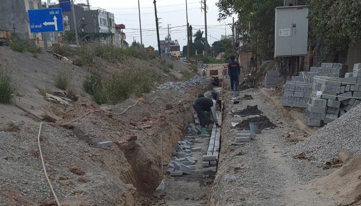 Sửa chữa con đường nhằng nhịt 'ổ trâu' giữa Thủ đô