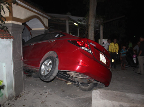 Ô tô đâm vào cổng nhà dân, 5 người nhập viện