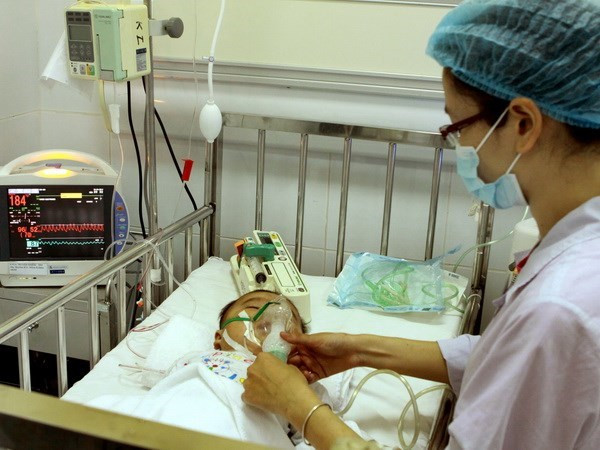 Điều trị cho bệnh nhân mắc sởi tại Bệnh viện Nhi Trung ương. (Ảnh: Dương Ngọc/TTXVN)