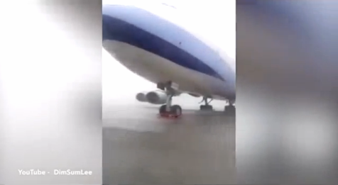Máy bay bị nhấc bổng trong bão ở Đài Loan