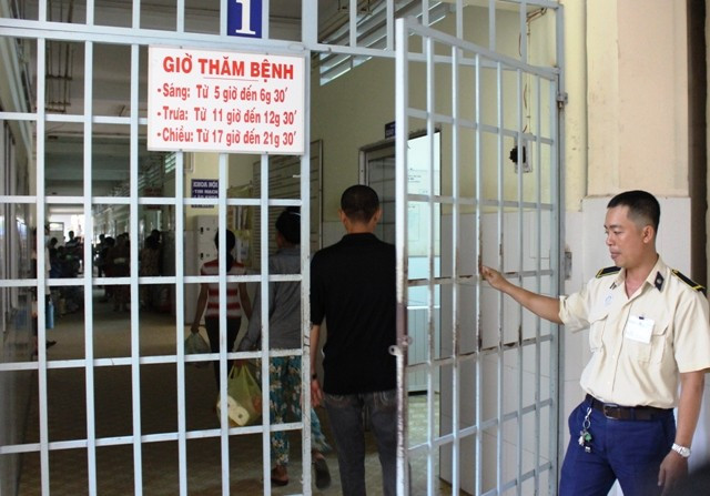 An ninh tại bệnh viện được siết chặt sau khi xảy ra việc cháu bé bị đâm thấu sọ. Ảnh: Tường Vân/Zing