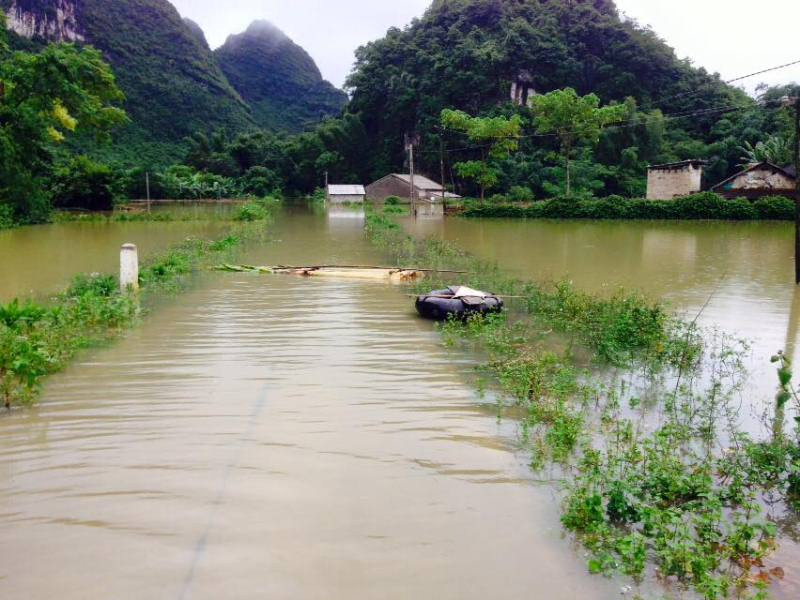 Nước bao vây, biến thôn Lũng Mần trở thành ốc đảo. Ảnh: Hà Thủy