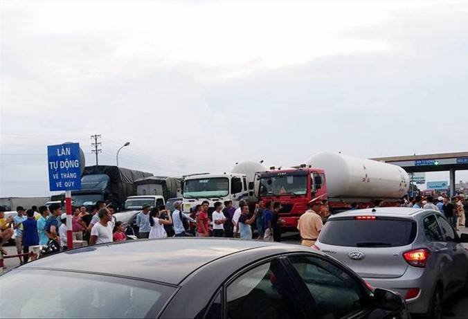 Cho rằng trạm đặt sai vị trí và thu giá cao, trong 3 ngày qua nhiều tài xế và nhiều người dân quây trạm thu phí số 1 QL5. Ảnh: N.H.Tiến.