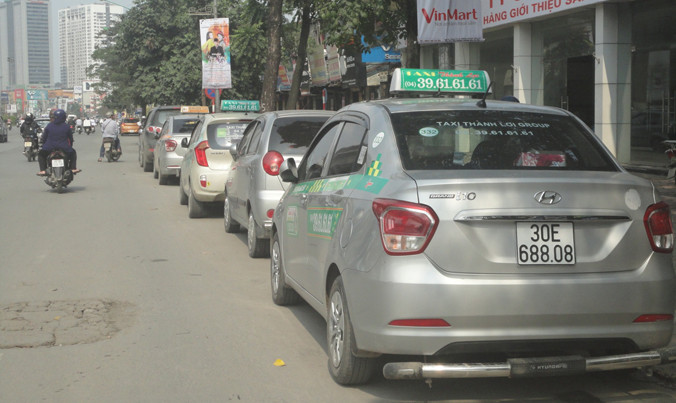 Vô tư đỗ dưới lòng đường