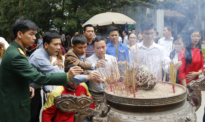 Đoàn đại biểu Gương mặt trẻ Việt Nam tiêu biểu 2016 về nguồn dâng hương, báo công lên các Vua Hùng. Ảnh: Như Ý.