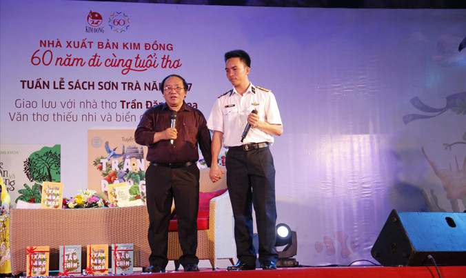 Nhà thơ Trần Đăng Khoa động viên các chiến sĩ kiên gan, bền chí để làm tốt nhiệm vụ bảo vệ chủ quyền nơi đầu sóng ngọn gió. Ảnh: Thanh Trần.