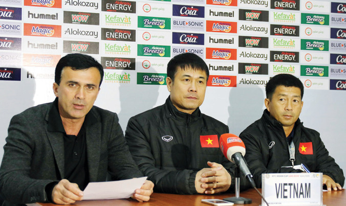 Phía trước HLV Hữu Thắng (giữa) là giải đấu quyết định đến chiếc ghế của ông- SEA Games 29 tại Malaysia. Ảnh: Đoàn Nhật.