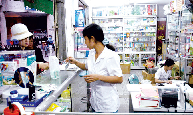 Người bệnh đang phải chấp nhận tù mù giá thuốc. Ảnh: Hồng Vĩnh.