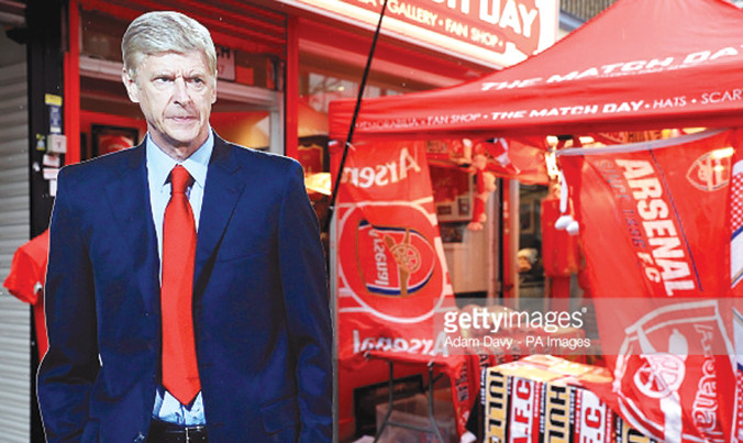 HLV Wenger dù là HLV gắn bó với một đội bóng lâu nhất hiện nay song đang phải đối mặt với nhiều áp lực từ các CĐV đòi ông phải ra đi. Ảnh: GETTY IMAGES.