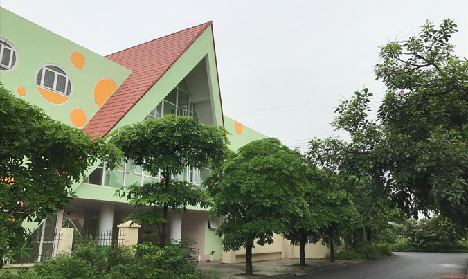 Dự án thiếu đồng bộ nên trường mầm non bị bỏ hoang. Ảnh: Ngọc Cương.