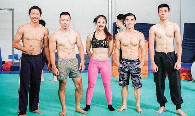 Phạm Phước Hưng (thứ 2 bên phải) và các HLV làm việc tại phòng tập TDDC của anh. Ảnh: TĐ.