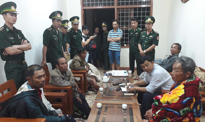 Các ngư dân kể lại sự việc với lực lượng biên phòng. Ảnh: Nguyễn Thành.