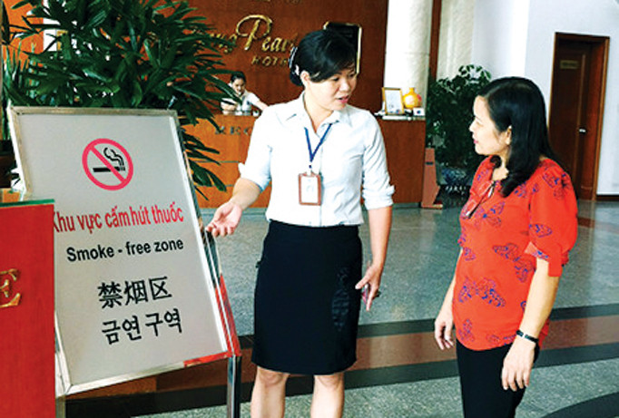 Bảng biển cấm hút thuốc tại nhà hàng, khách sạn.
