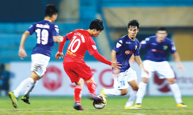 Công Phương có cú đúp đầu tiên ở Toyota V-League 2017, góp công lớn trong chiến thắng đầu tiên của HAGL mùa này. Ảnh: VSI.