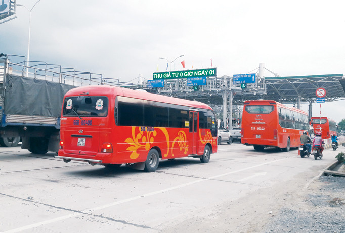 Một số ý kiến cho rằng nên di dời trạm thu phí Cai Lậy (Tiền Giang) vào tuyến đường tránh. Ảnh: H.Hội.