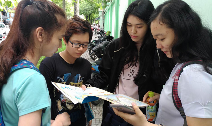 Thí sinh tại TPHCM trao đổi bài sau buổi thi. Ảnh: Nguyễn Dũng.