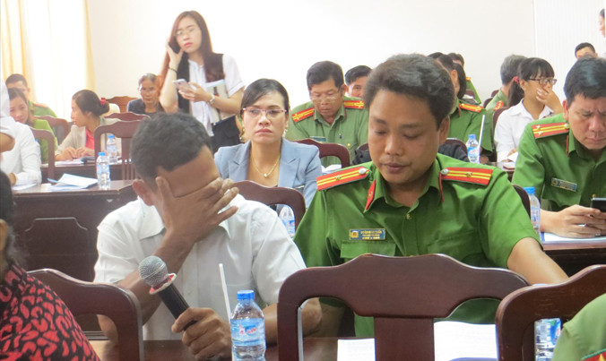 Anh D.K (Sóc Trăng) khóc ngất khi kể lại chuyện con gái mới 7 tuổi của mình bị hàng xóm xâm hại.