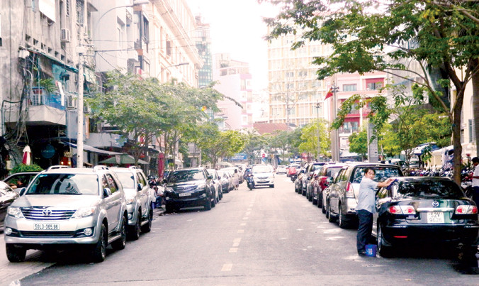 Ô tô đỗ tràn làn cả hai chiều trên đường Hải Triều (quận 1). Ảnh: H.T.