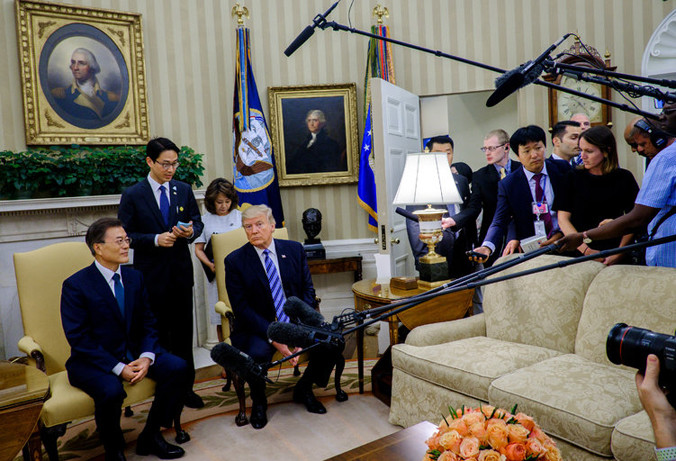 Tổng thống Hàn Quốc Moon Jae-in và Tổng thống Mỹ Donald Trump trong cuộc gặp tại Nhà Trắng vào tháng 6 năm nay. Ảnh: NYT.