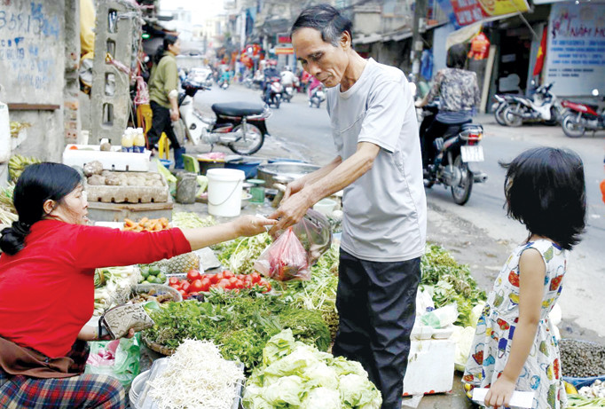 Người nghèo và những người làm công ăn lương sẽ là tầng lớp hứng chịu mạnh nhất của việc tăng thuế VAT. Ảnh: Như Ý.
