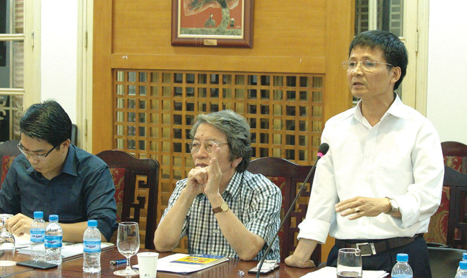 Cục trưởng Cục Bản quyền tác giả Bùi Nguyên Hùng (đứng) và Giám đốc VC PMC Phó Đức Phương (bên trái ông Hùng) gặp báo chí 25/5. Ảnh: Việt Hùng.