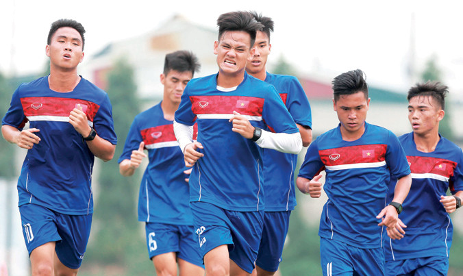 Các cầu thủ U20 gắng sức nuốt trọn giáo án trong các buổi tập thể lực chuẩn bị cho chuyến tập huấn tại Đức đầu tuần tới. Ảnh: VSI.