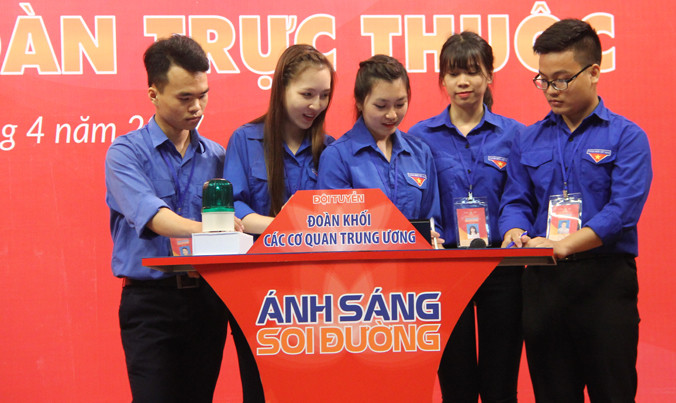 Tranh tài tại vòng thi cụm Hội thi “Ánh sáng soi đường” lần thứ II, năm 2017.