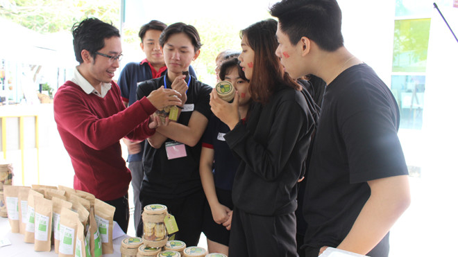 Những món ăn từ dế của Demeater thu hút sự quan tâm của đông đảo bạn trẻ. Ảnh: Giang Thanh.