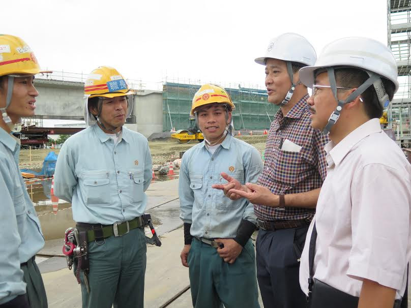 Kỹ sư Nhật Bản làm việc cùng công nhân trẻ Việt Nam với sự chứng kiến của Nhà báo