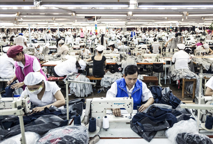 Việt Nam tăng lương nhanh hơn tăng năng suất lao động. Ảnh: Phạm Thanh.