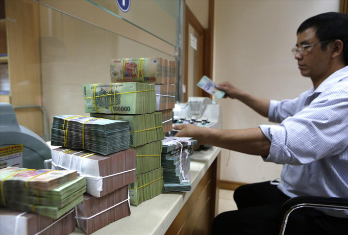 Tiền ra ồ ạt có lo chảy vào chứng khoán, bất động sản.