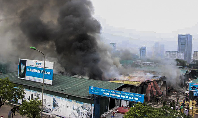 Đám cháy tại nhà kho trên đường Phạm Hùng (Hà Nội) ngày 7/4.