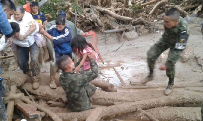 Lực lượng cứu hộ đang tìm kiếm hàng trăm người mất tích. Ảnh: Sky News.