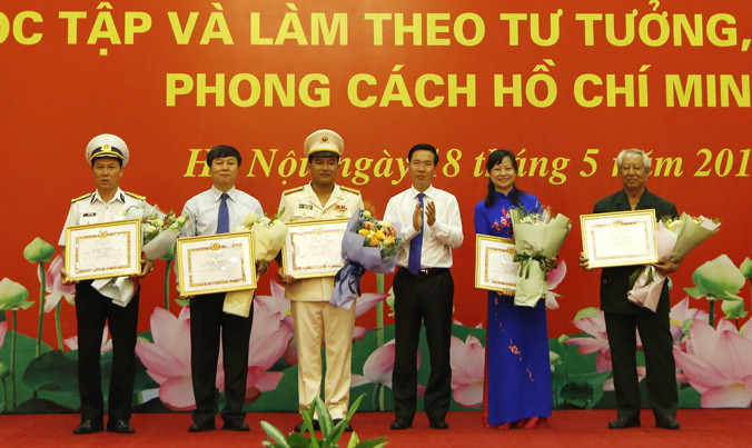 Ông Võ Văn Thưởng trao bằng khen cho các cá nhân, tập thể điển hình trong học tập và làm theo tư tưởng, đạo đức Hồ Chí Minh. Ảnh: Như Ý.