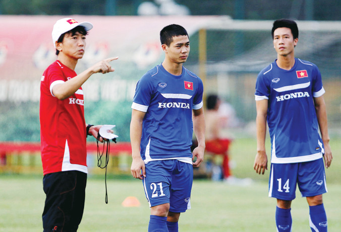 HLV ngoại gần nhất của ĐTQG là ông Toshiya Miura (bìa trái).