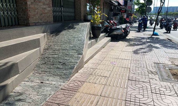 Nhiều căn nhà trên đường Phạm Văn Đồng (TPHCM) có nền nhà cao chênh vênh so với lề đường.