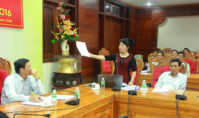 Nhà báo Hoàng Thiên Nga chứng minh Giám đốc Sở Y tế phát hành văn bản gian dối.