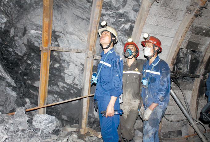 Nguyễn Trọng Thái (người đứng trước) cùng đồng đội quan sát tìm cách vượt khay gặp đá.