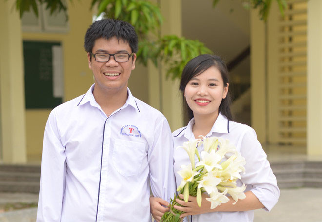 Em Lê Quang Dũng (bìa trái) chụp ảnh lưu niệm với các bạn cùng lớp. 