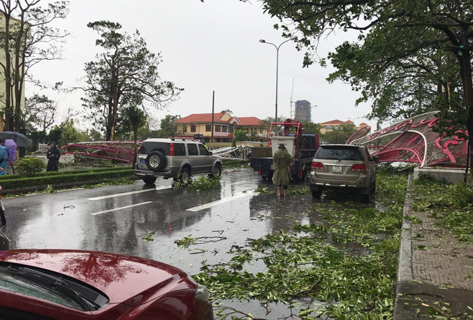 Cổng chào trang trí nặng hàng chục tấn đổ sập chắn ngang đường.