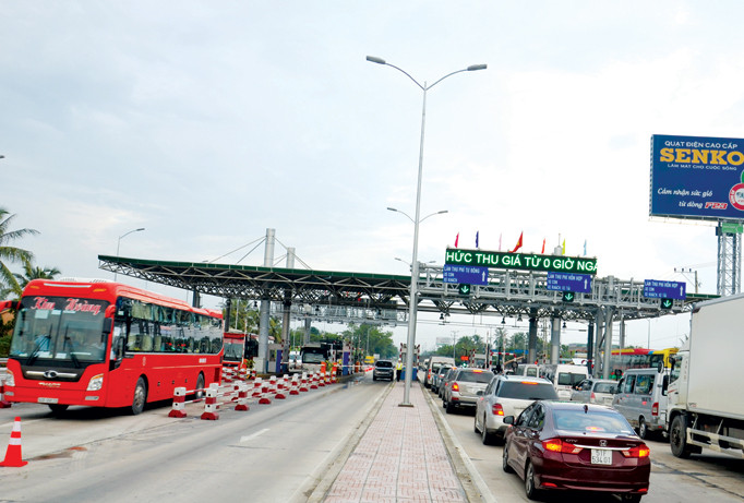 Người dân đang rất bức xúc với trạm thu phí BOT Cai Lậy. Ảnh: Hoàng Phương.